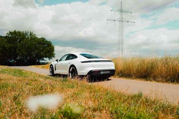 Porsche Taycan 4S — photo 8
