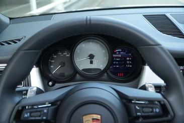 Porsche Macan S — photo 12