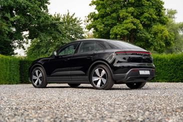 Porsche Macan Turbo — photo 23