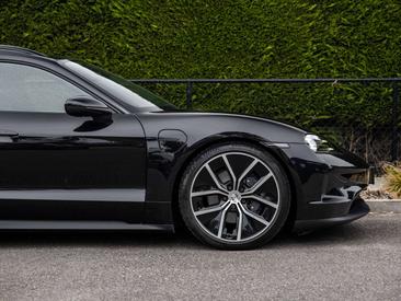 Porsche Taycan — photo 18