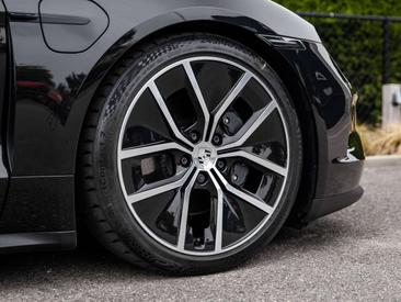Porsche Taycan — photo 20