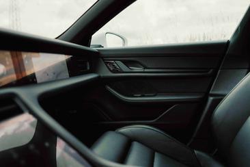 Porsche Taycan 4S — photo 17