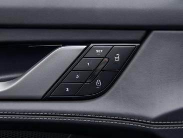 Porsche Taycan 4S — photo 33