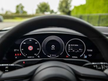 Porsche Taycan — photo 39