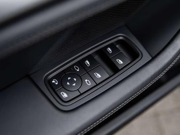 Porsche Taycan 4S — photo 34