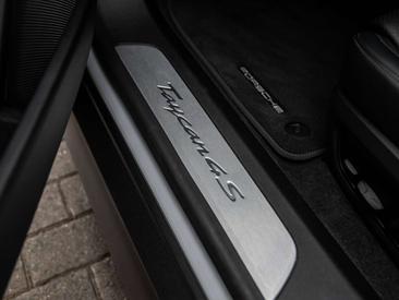 Porsche Taycan 4S — photo 36
