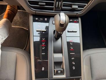 Porsche Macan Electrique Base — photo 10