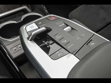 BMW IX2 EDrive20 — photo 11