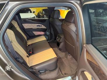 Bentley Bentayga V8 — photo 15