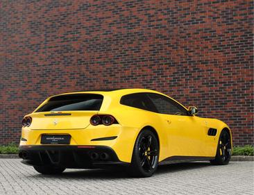 Ferrari GTC4Lusso — photo 17