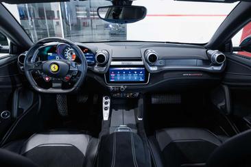 Ferrari GTC4Lusso — photo 33