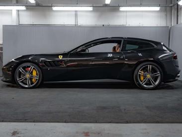 Ferrari GTC4Lusso — photo 5