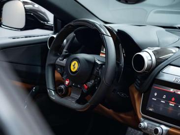 Ferrari GTC4Lusso — photo 11