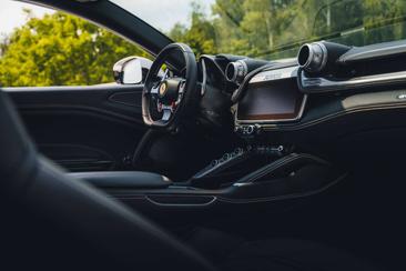 Ferrari GTC4Lusso — photo 24
