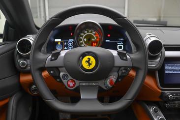Ferrari GTC4Lusso — photo 10
