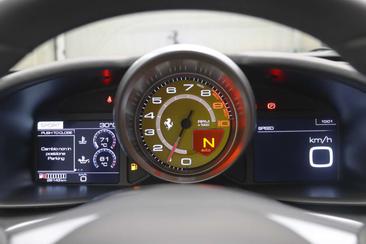 Ferrari GTC4Lusso — photo 14