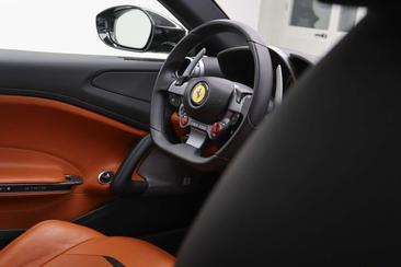 Ferrari GTC4Lusso — photo 40