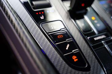 Aston Martin DB12 4.0 V8 — photo 13