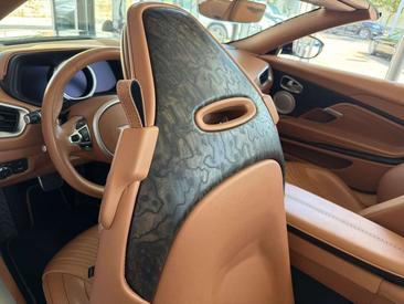 Aston Martin DB11 Volante — photo 14