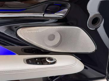 Aston Martin DB12 Volante — photo 16