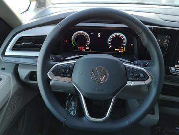 Volkswagen Multivan Hybrid 4Motion Elegance — photo 5