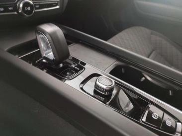 Volvo XC60 B4 Core — photo 15