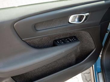 Volvo XC40 Recharge Core — photo 23