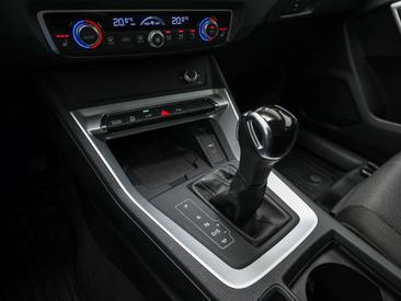 Audi Q3 45 TFSI E — photo 11