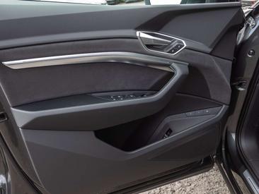 Audi Q8 E-tron S Line 55 — photo 12