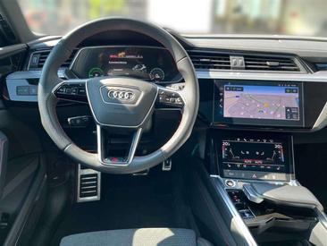Audi Q8 E-tron Advanced 55 — photo 10