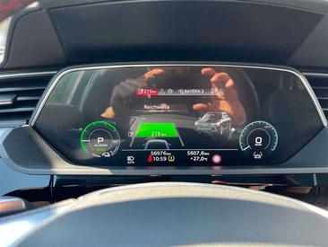 Audi Q8 E-tron Advanced 55 — photo 11
