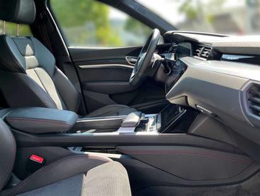 Audi Q8 E-tron Advanced 55 — photo 19