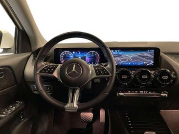 Mercedes GLA 180 — photo 11