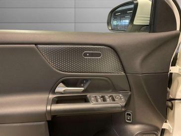 Mercedes GLA 180 — photo 17