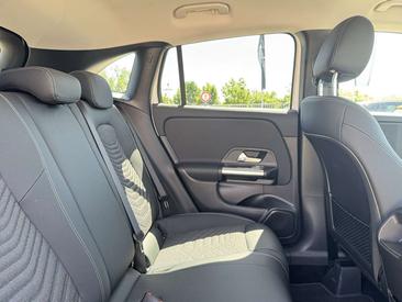 Mercedes GLA 180 Night — photo 18