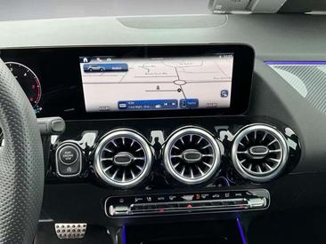 Mercedes GLA 200 AMG Line — photo 11