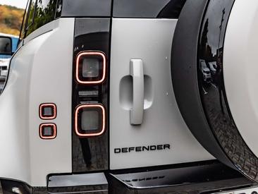 Land Rover Defender 110 D350 X-Dynamic HSE Satin Gris — photo 12
