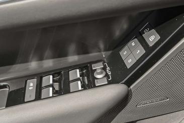 Land Rover Range Rover Velar Dynamic SE P400e — photo 18