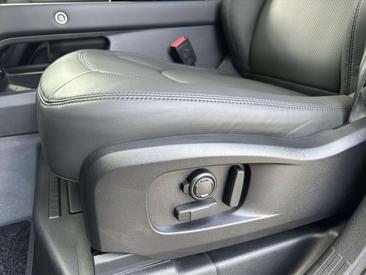 Land Rover Defender X-Dynamic HSE Edition P300e PHEV — photo 12