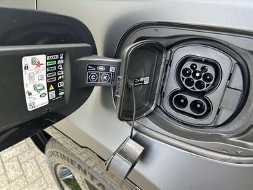 Land Rover Defender X-Dynamic HSE Edition P300e PHEV — photo 18
