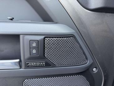 Land Rover Defender 90 P400 X — photo 20
