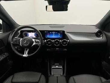 Mercedes GLA 200 — photo 11