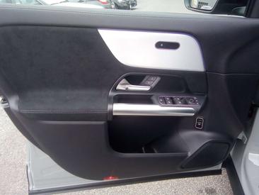 Mercedes GLA 180 AMG Line — photo 16