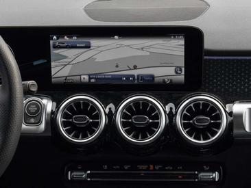 Mercedes GLB 200 Night Edition — photo 11