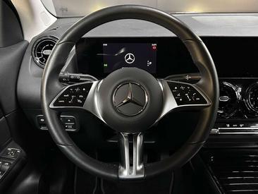Mercedes GLA 180 — photo 16