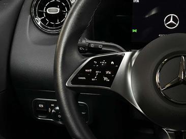 Mercedes GLA 180 — photo 18