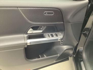 Mercedes GLB 200 — photo 22