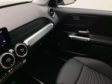 Mercedes GLB 200 — photo 23