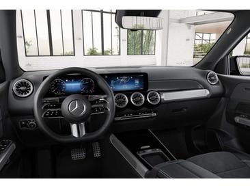 Mercedes GLB 200 Night Edition — photo 3