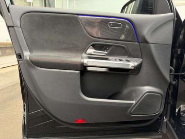 Mercedes GLB 200 AMG Line — photo 11